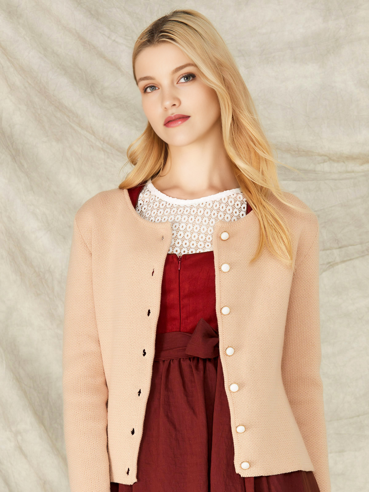 Braune langärmelige Dirndlbluse mit Strickmuster