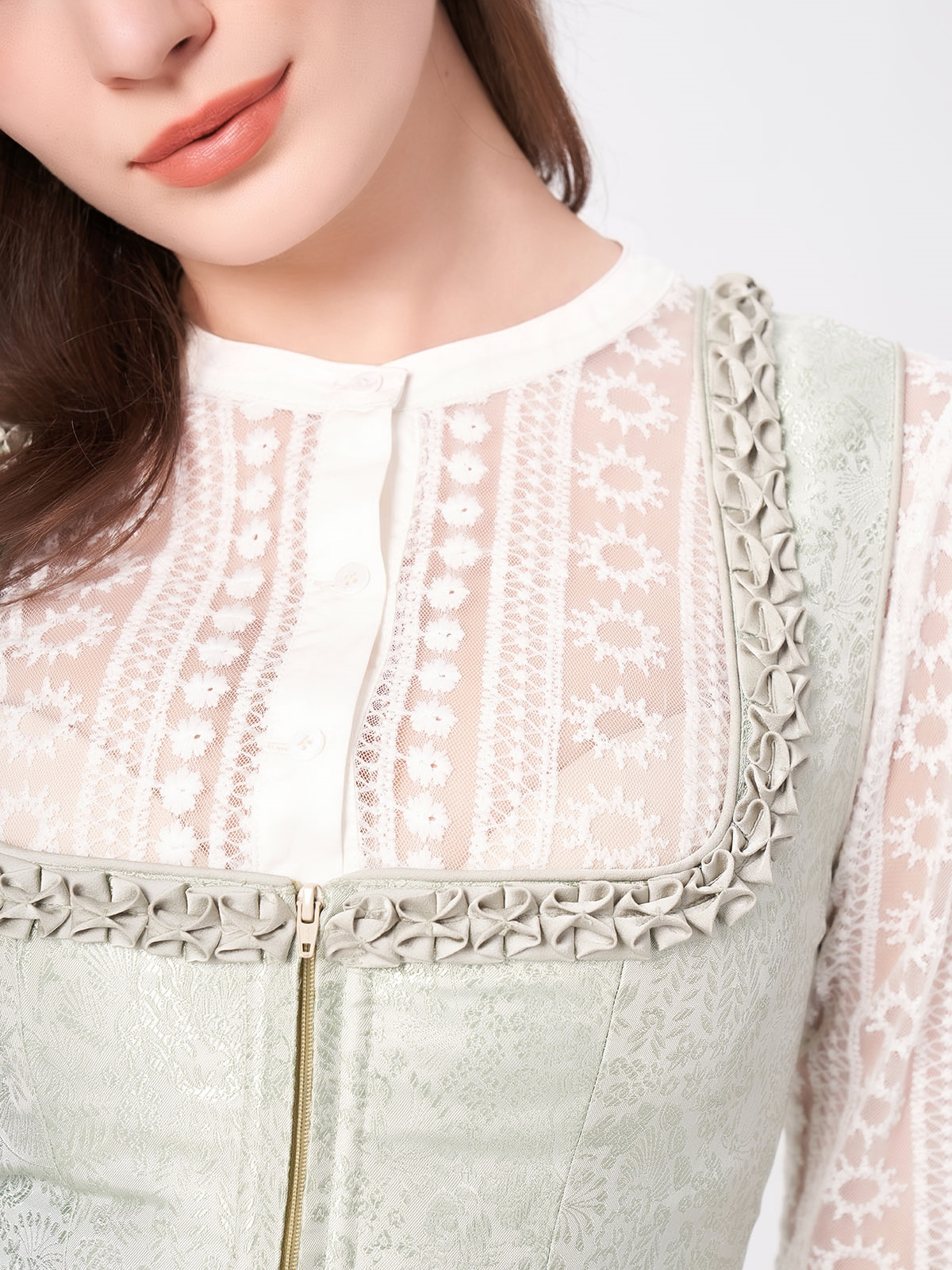 Dirndl in Grün mit floralen Akzenten