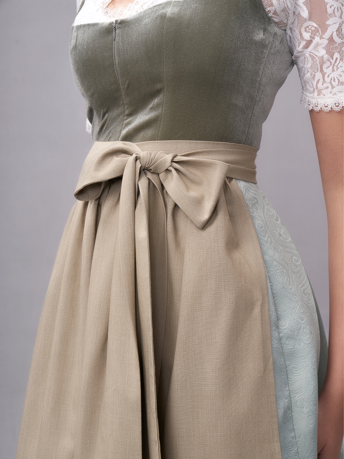 Ein rot-grünes Dirndl mit floralen Details