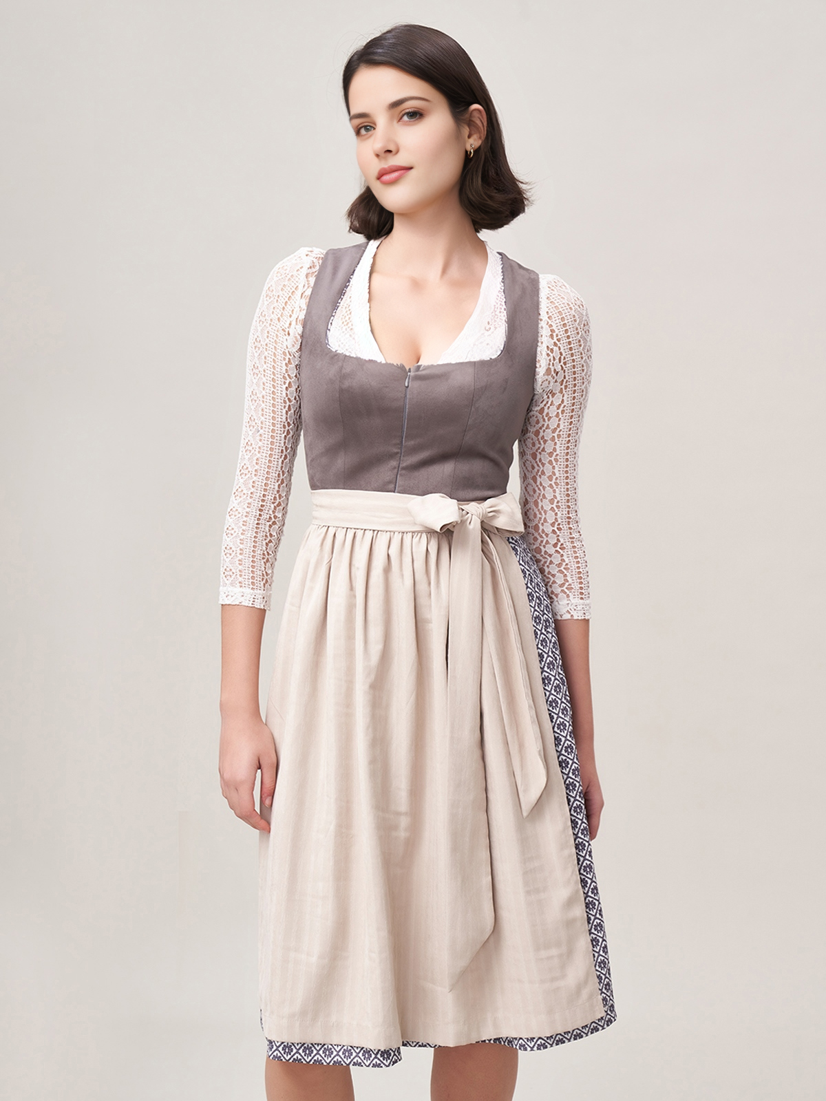 Ein graues Dirndl mit traditionellen Details