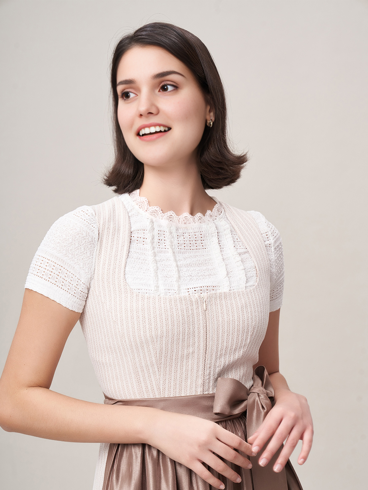 Modernes Dirndl in Beige – elegant und alltagstauglich