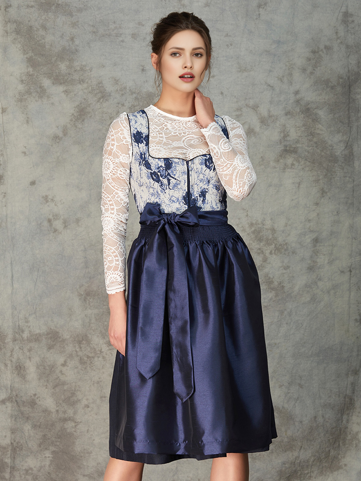 Dirndl in Blau und Rosa