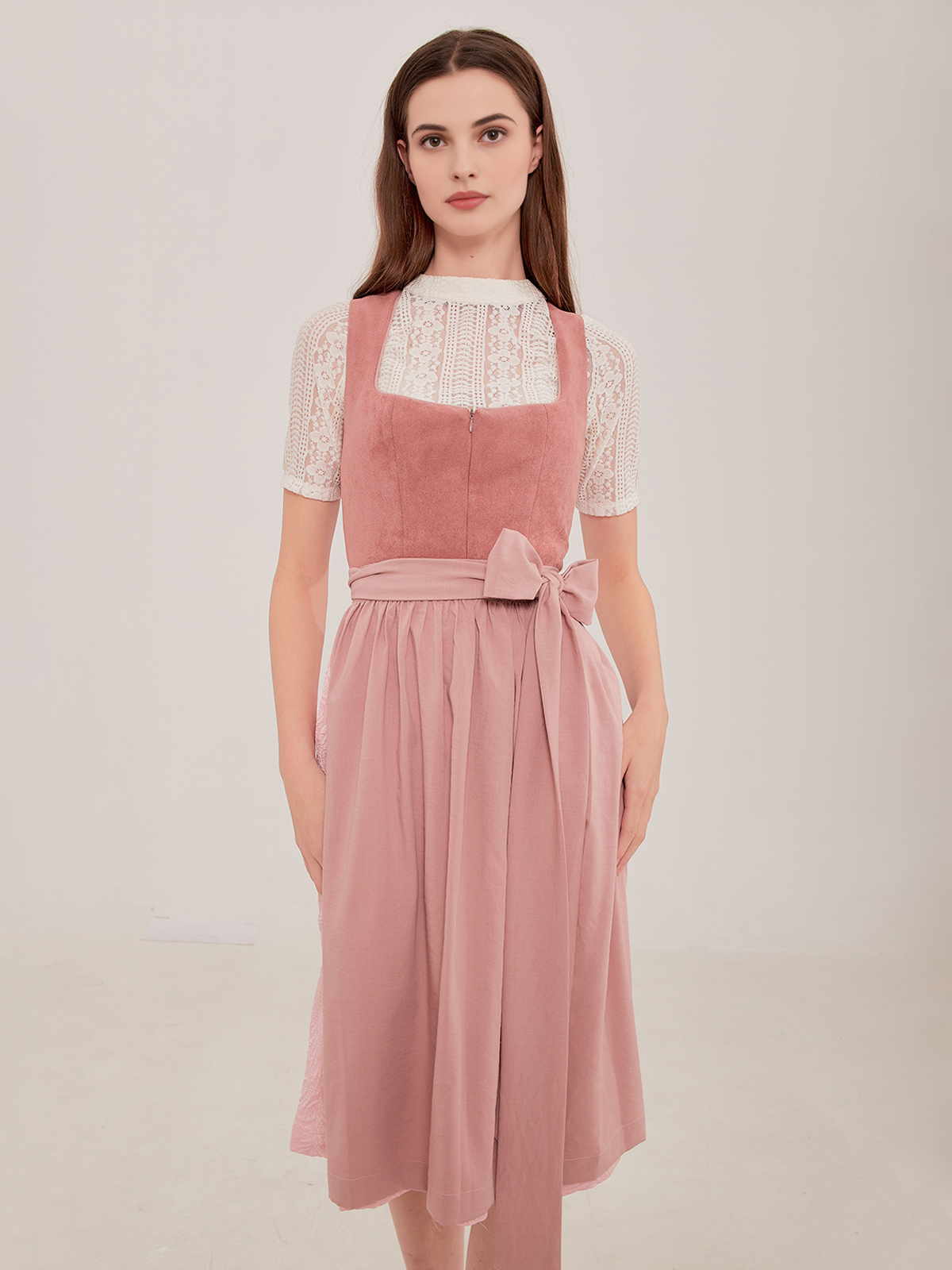 Dirndl Salbeigrün – Eleganz und Natürlichkeit