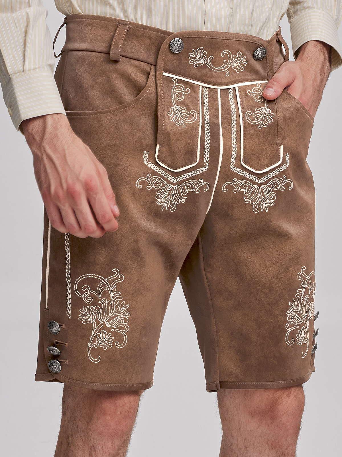 Lange Dirndlbluse mit traditionellen Details