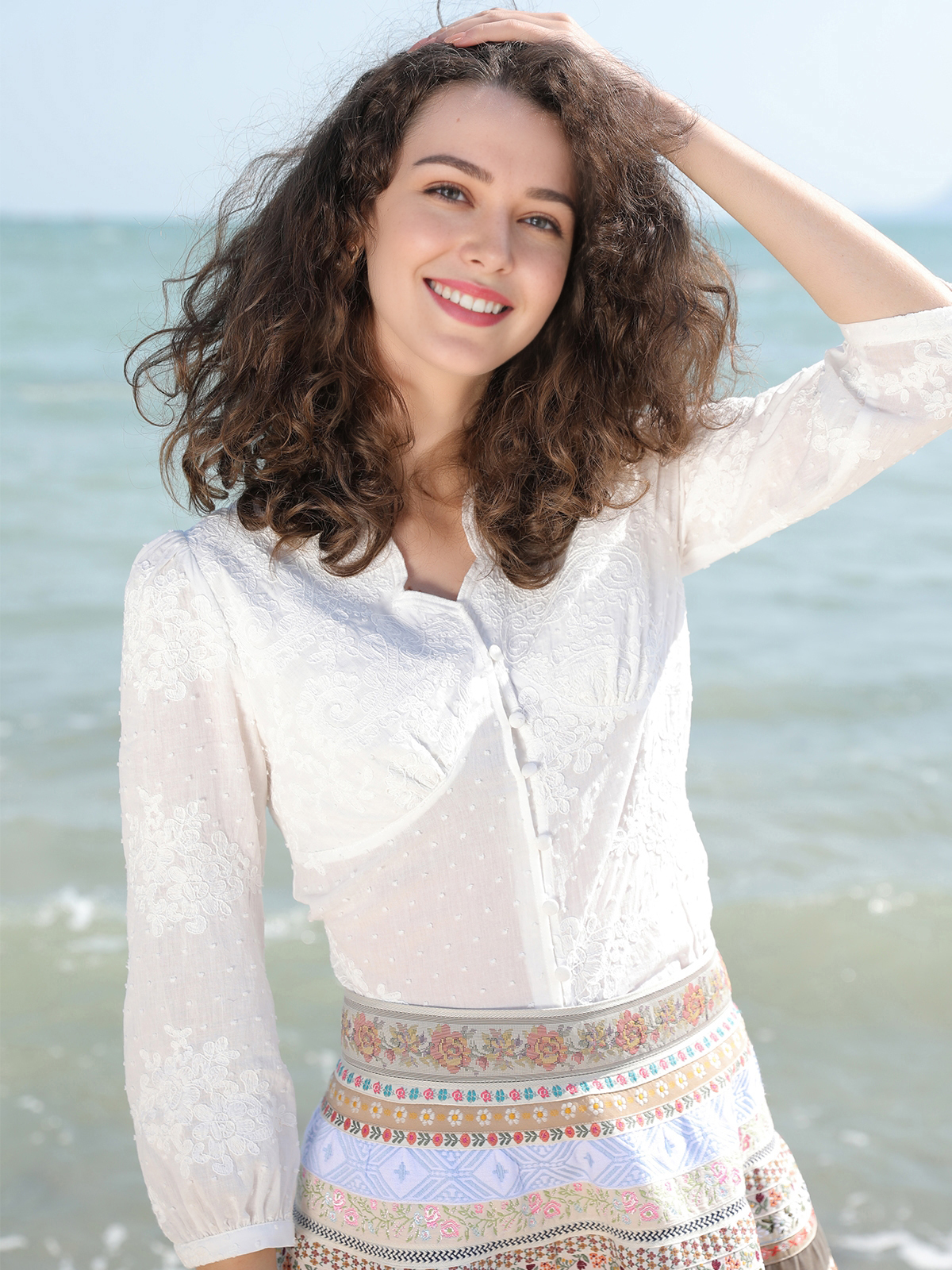 Modernes Dirndl mit weißer Bluse