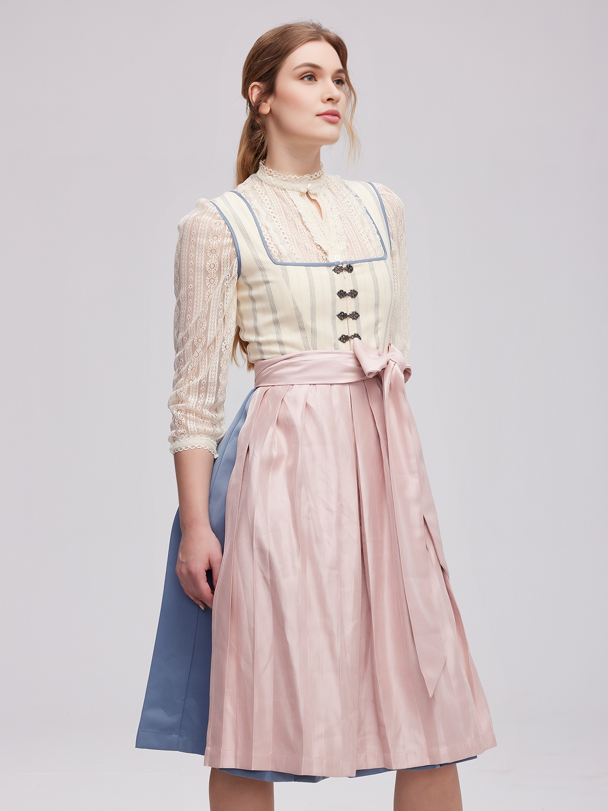 Rotes Dirndl mit traditionellem Schnitt