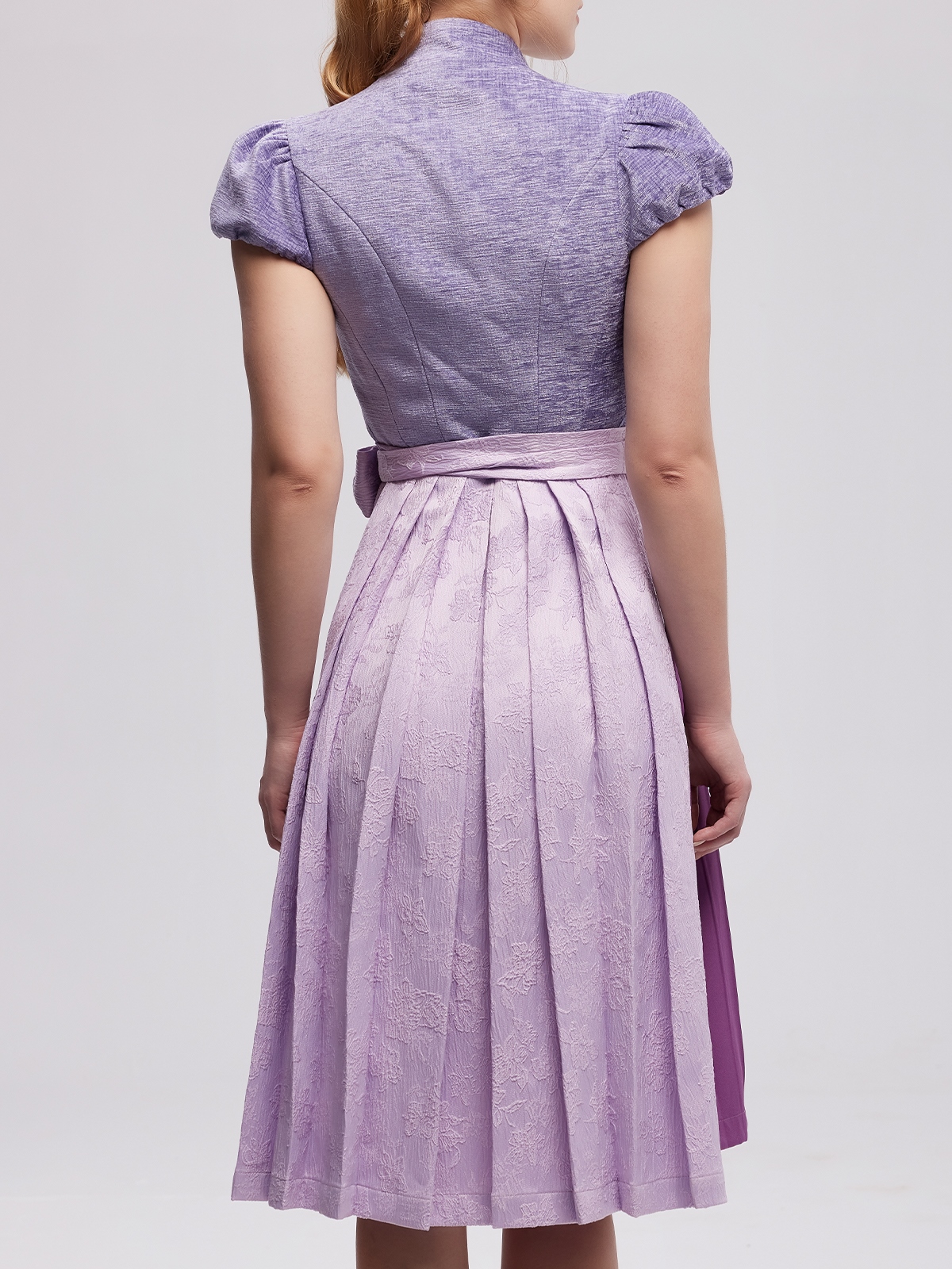 Hochgeschlossenes grünes Dirndl