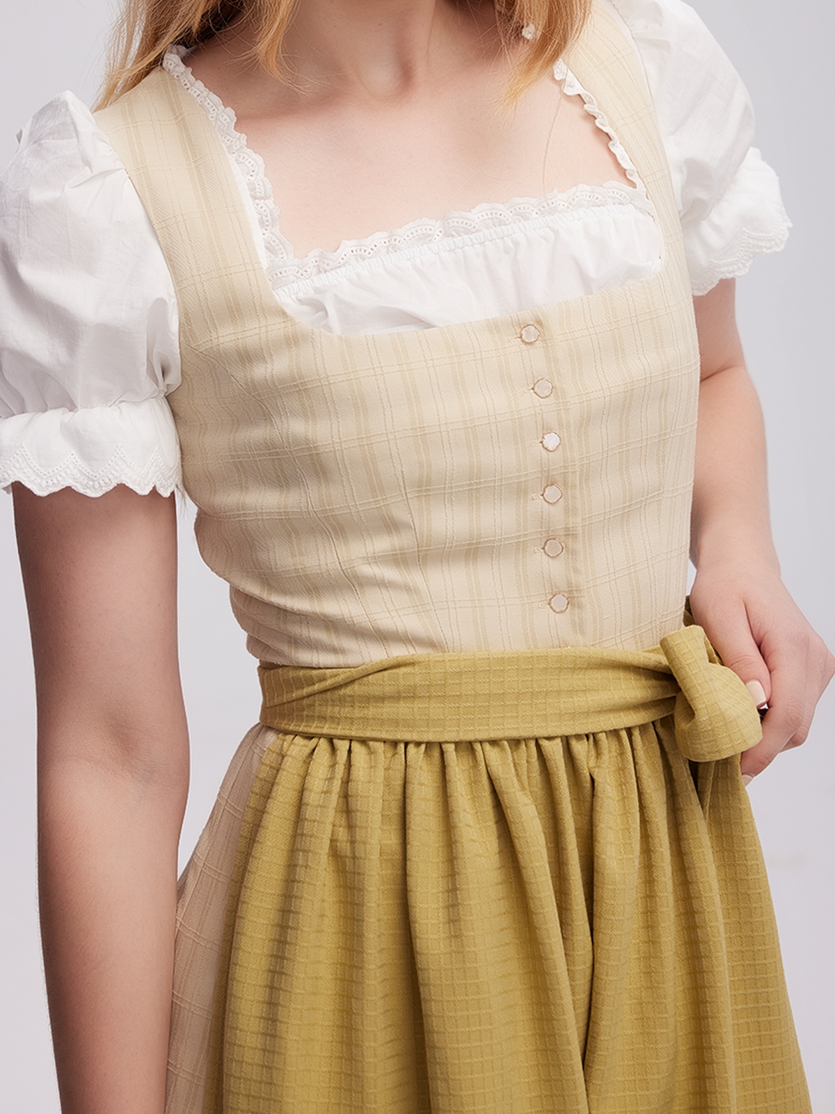 Ein romantisches Dirndl in beige-rosa, perfekt für festliche Anlässe