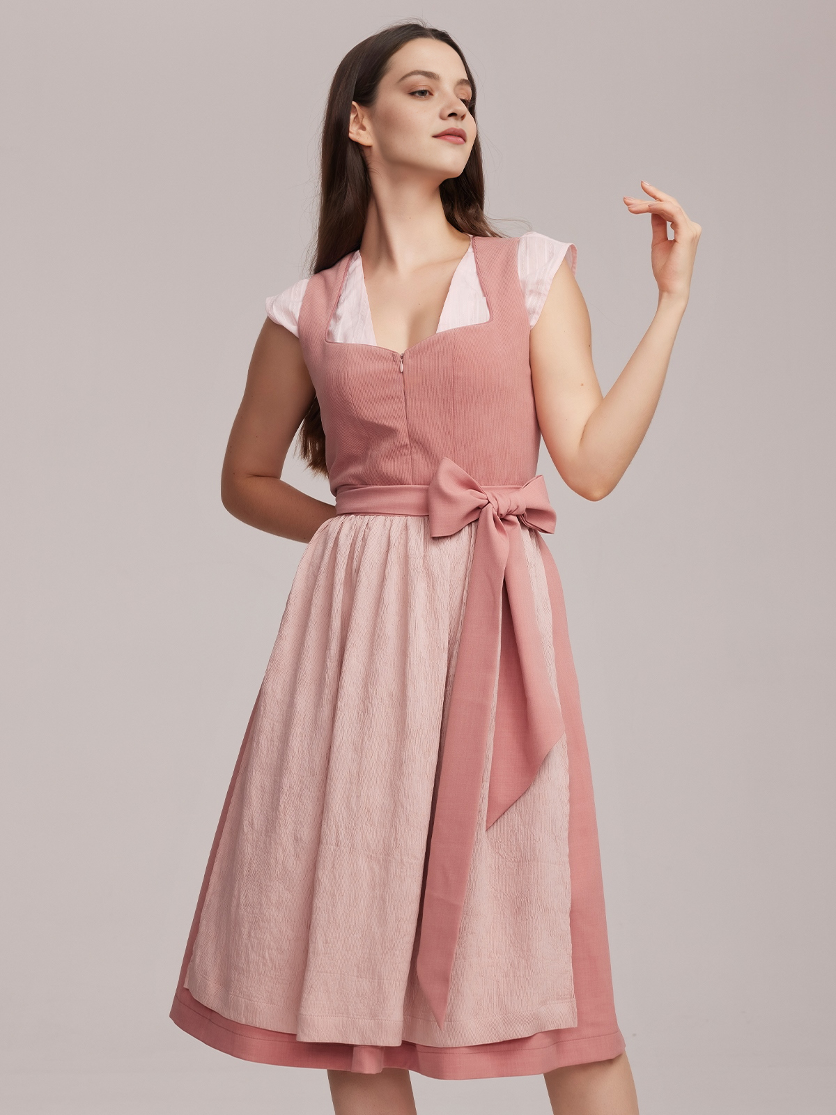 Dirndl mit großem Ausschnitt in Rosa