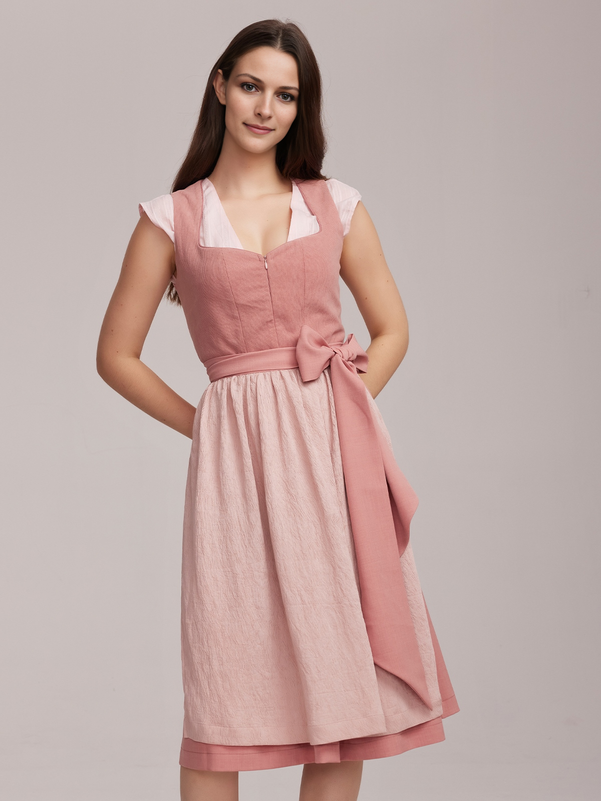 Schwarzer Dirndl mit rosa Akzenten