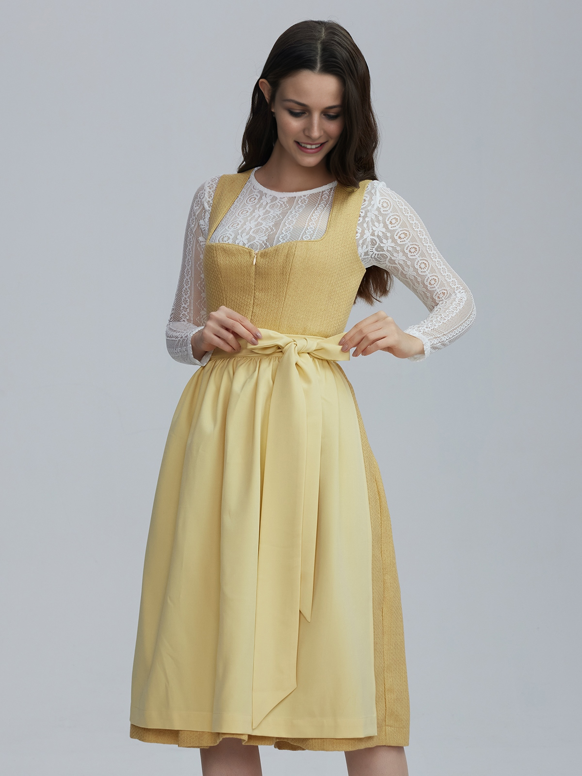 Modernes Dirndl in Gelb mit feinen Stickereien