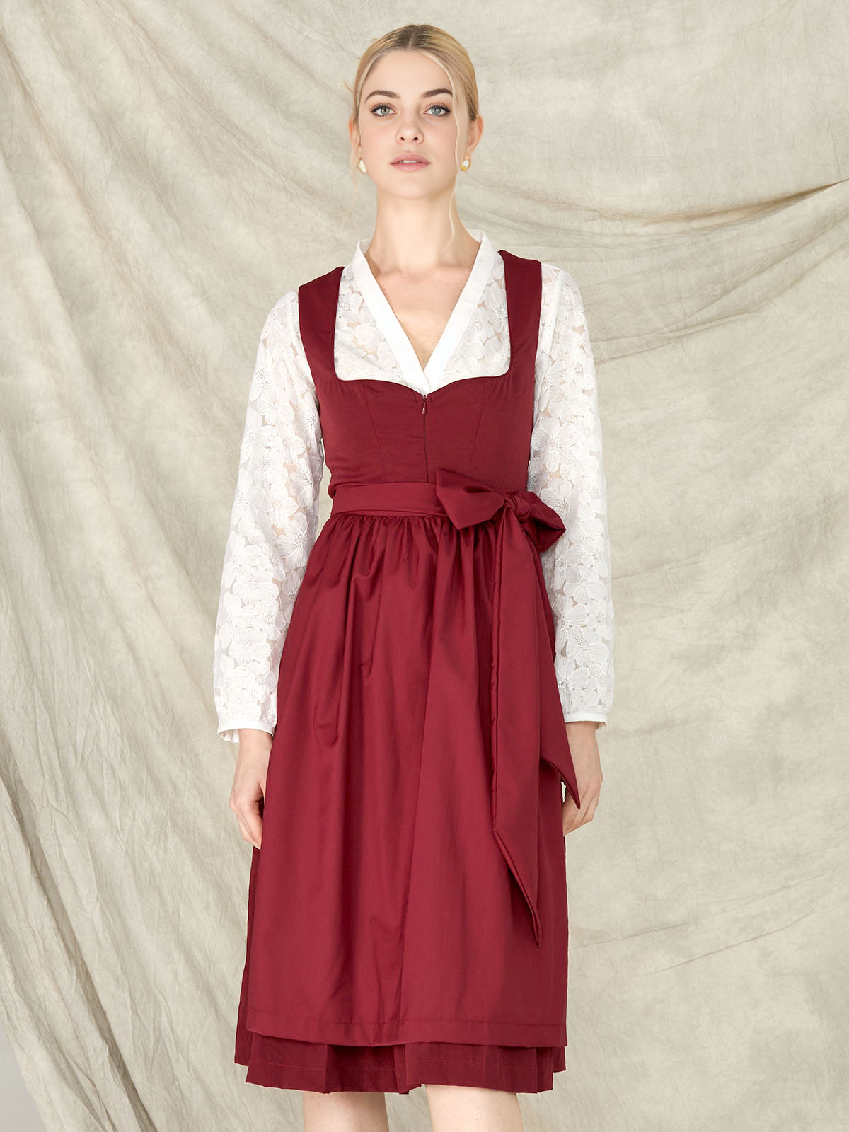 Dirndl in Samt Hellblau mit eleganter Bluse