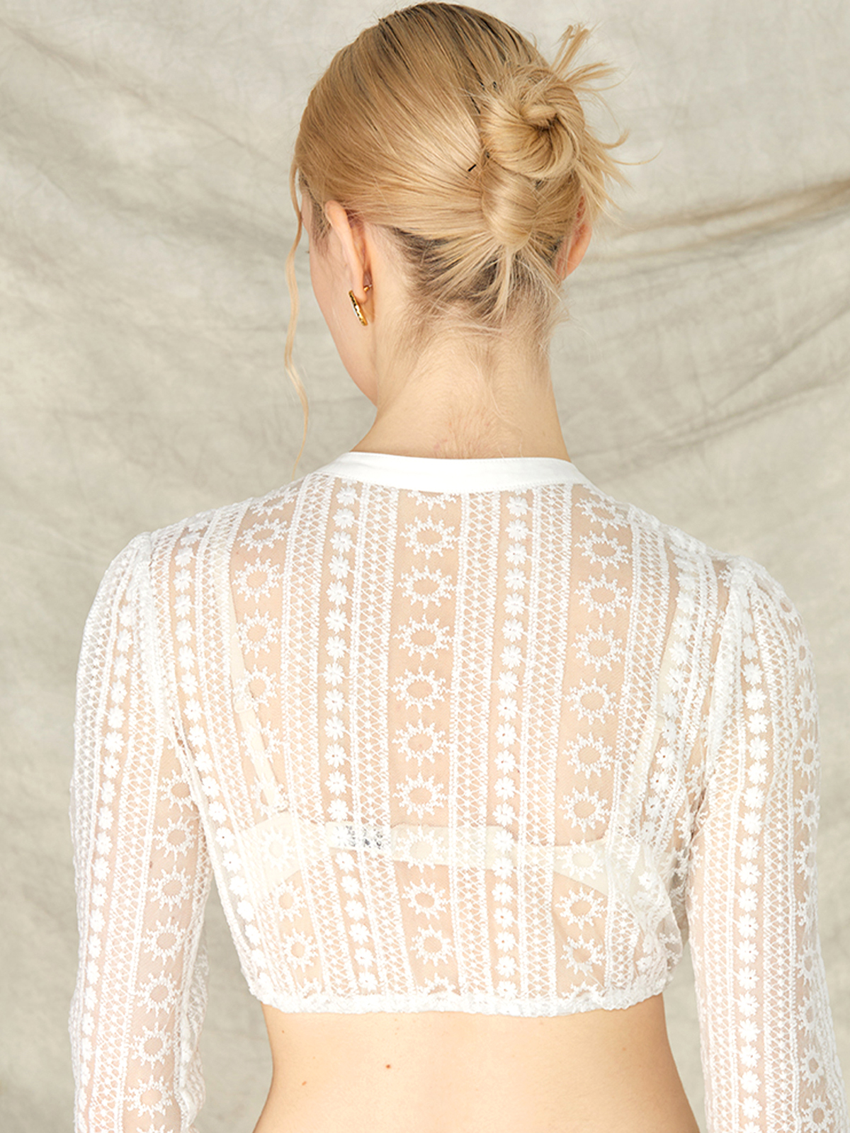 Blaues Dirndl mit weißer Bluse