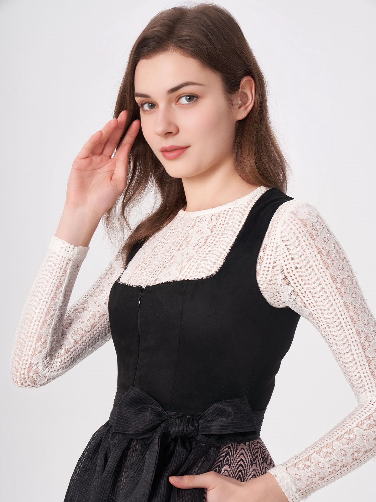 Traditionelles schwarzes Dirndl mit passender Länge für festliche Anlässe