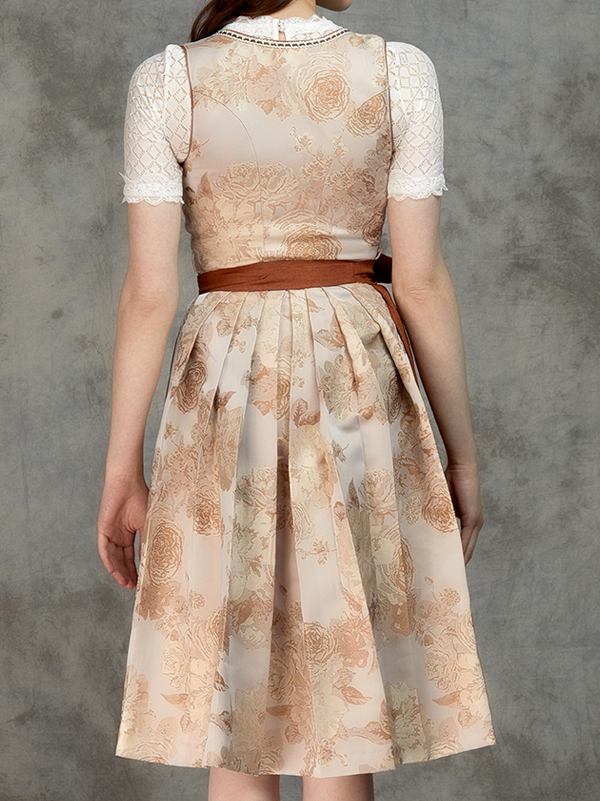 Dirndl in Braun mit schwarzer Bluse