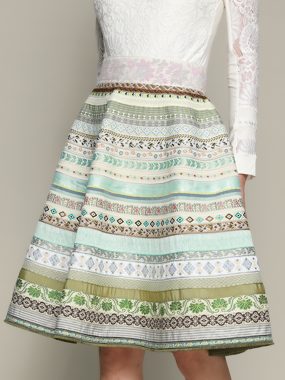 Elegantes grünes Dirndl mit floralen Details