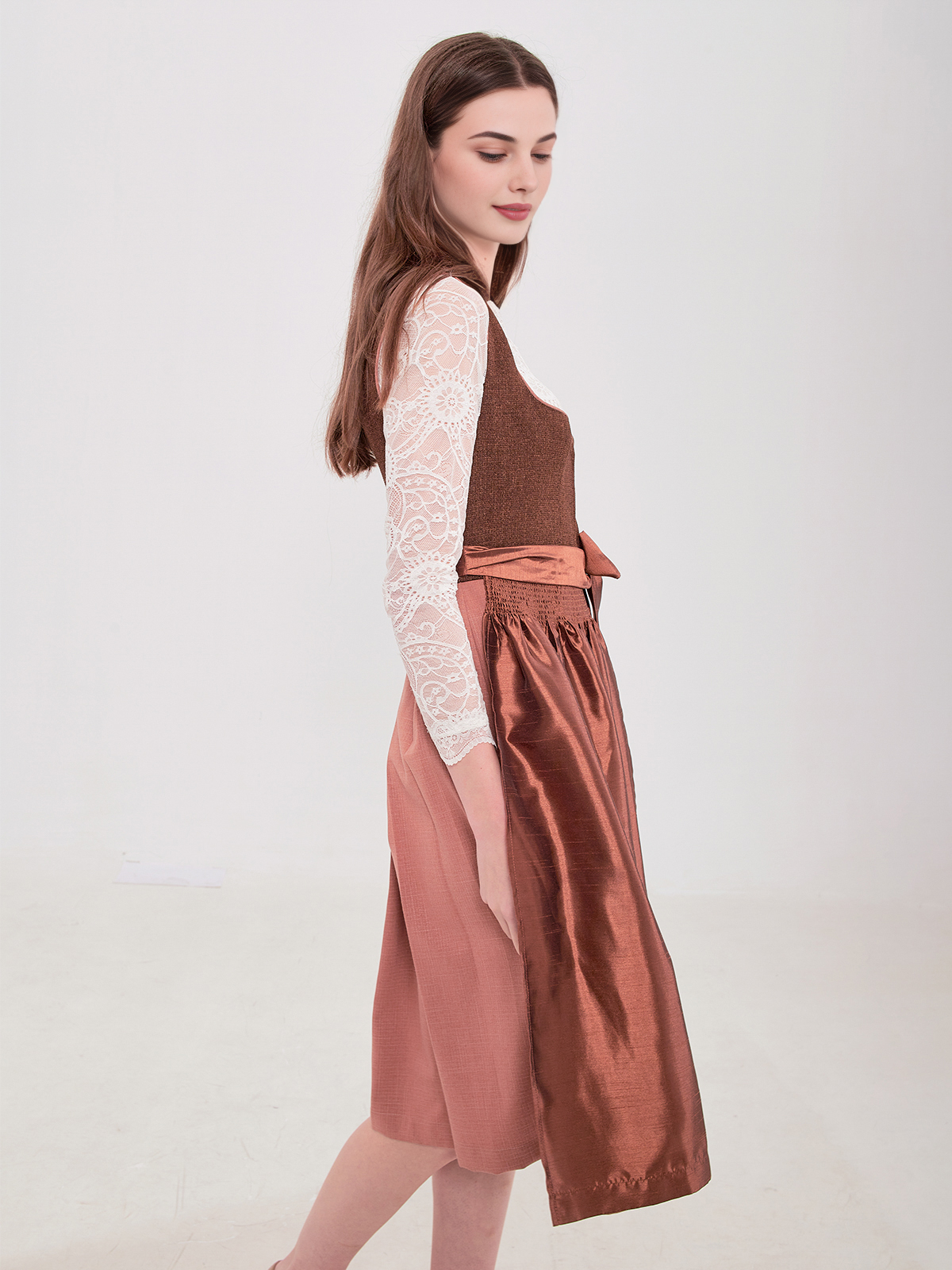 Dirndl in Braun mit geschlossener Bluse
