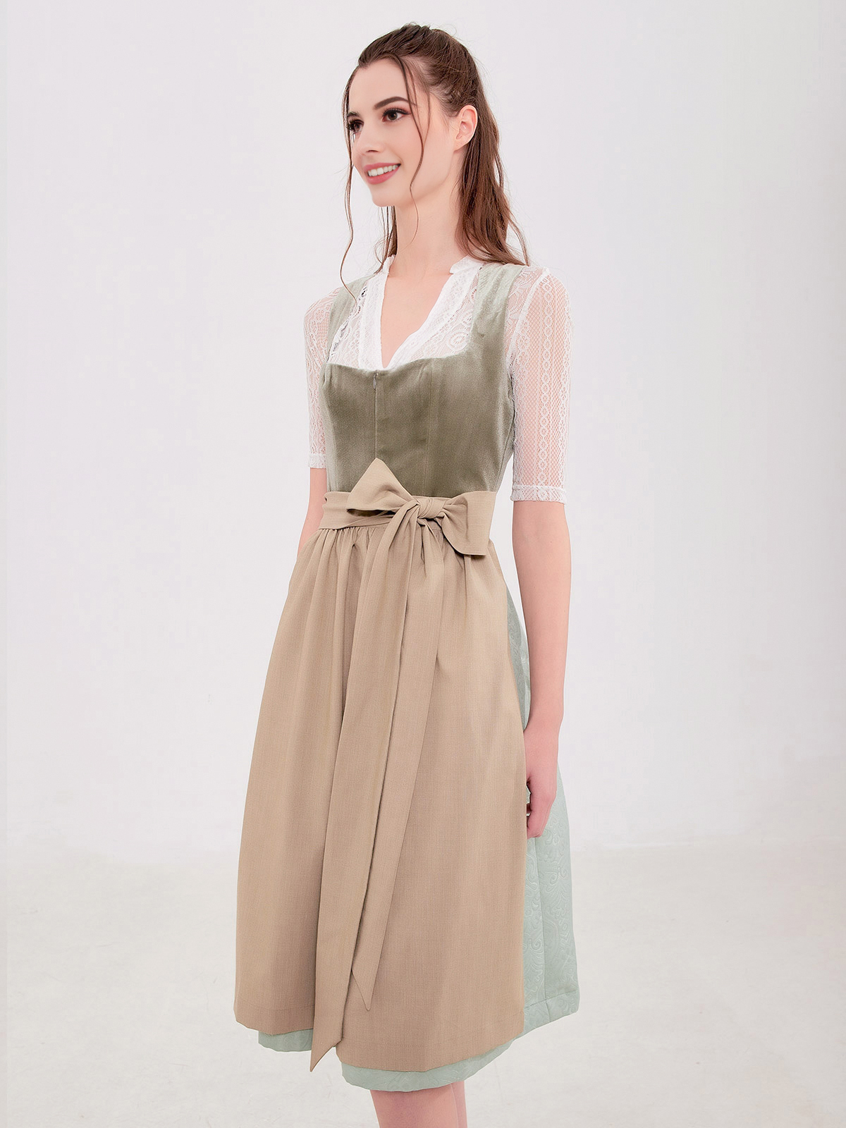 Dunkelgrünes Dirndl mit traditionellem Schnitt