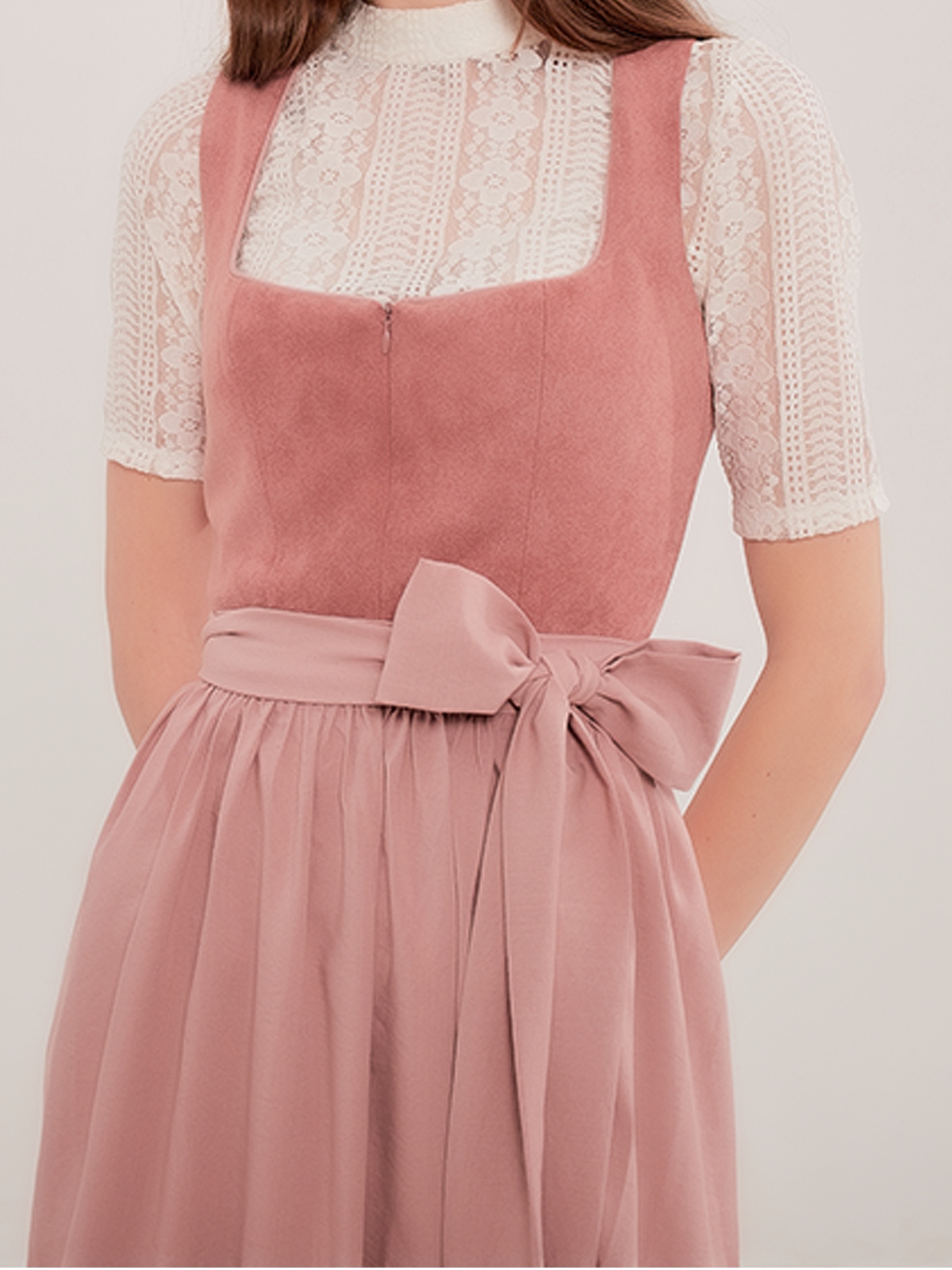 Modernes Dirndl in Rosa mit traditionellen Elementen