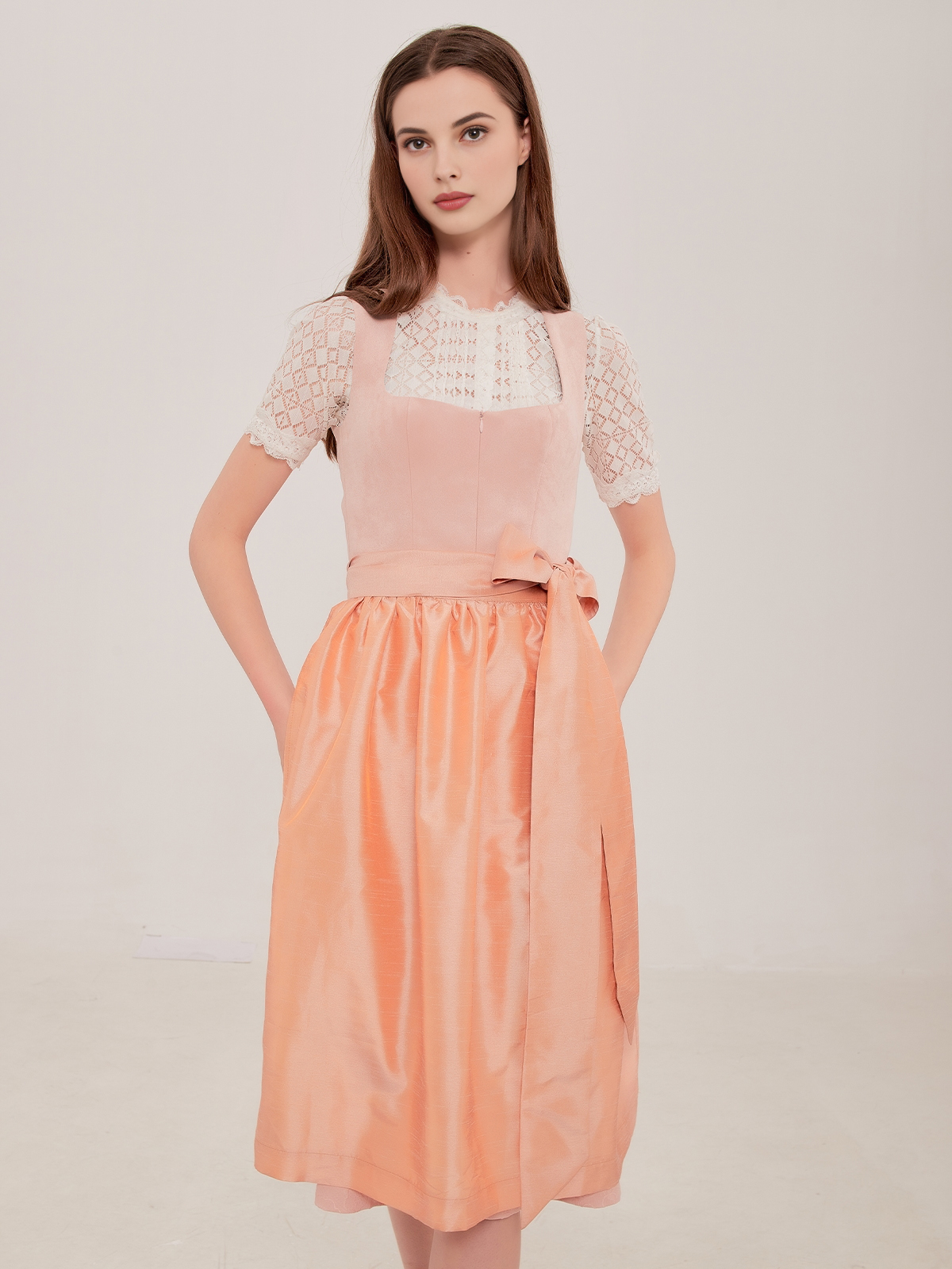 Modernes Dirndl in Rosa