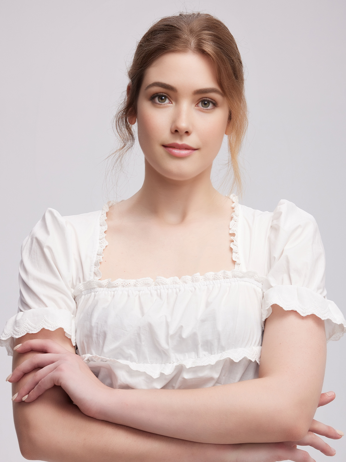 Modernes Dirndl mit figurbetonendem Schnitt