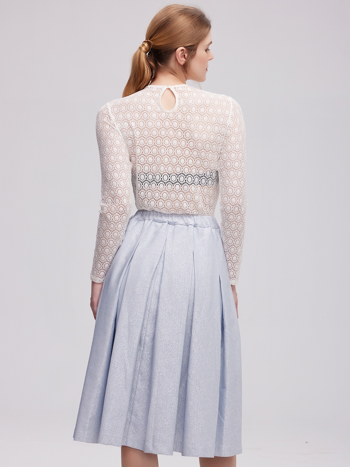 Dirndl Hellgrau mit moderner Frisur