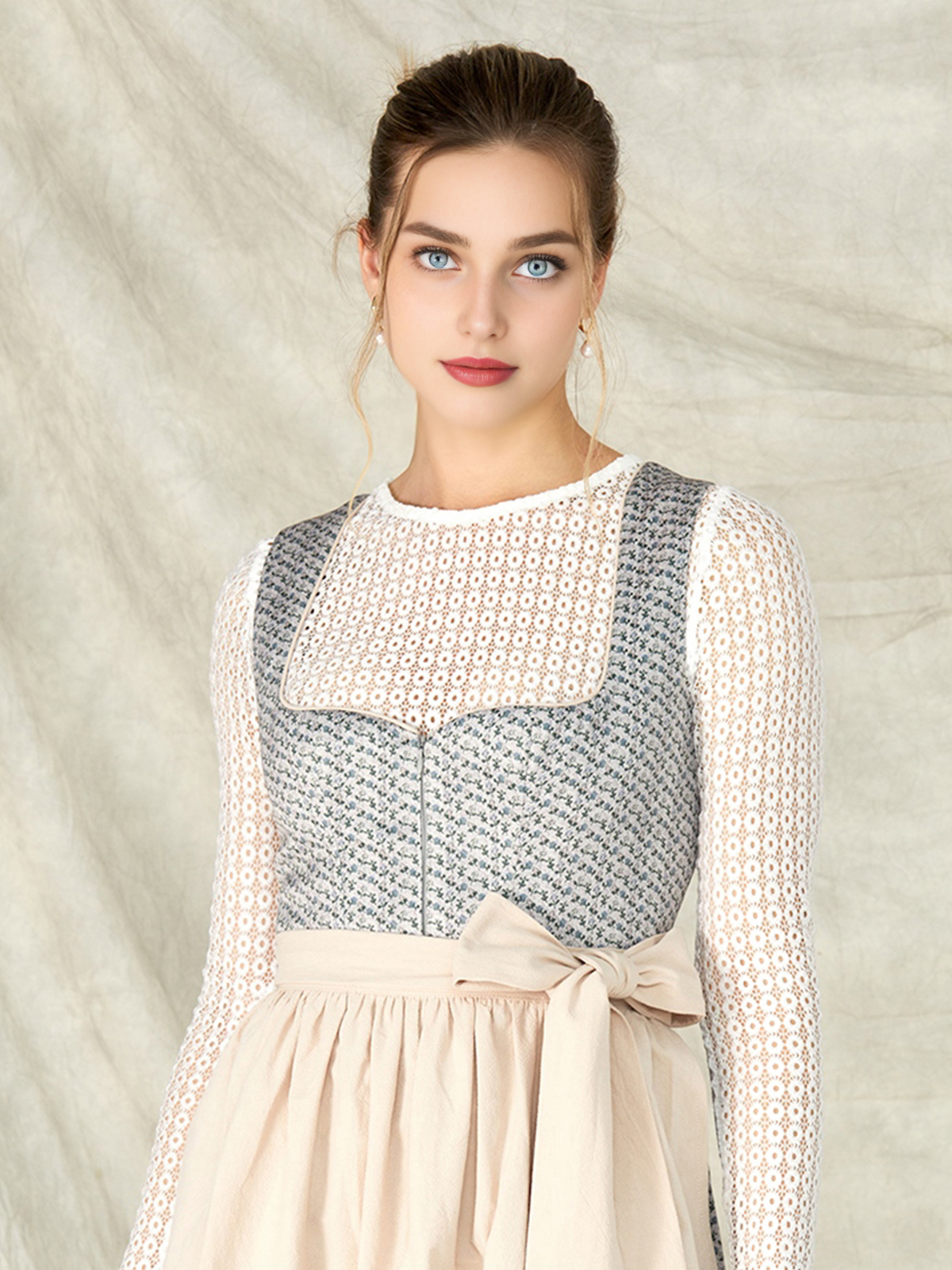 Ein elegantes rosa Dirndl mit blauer Schürze