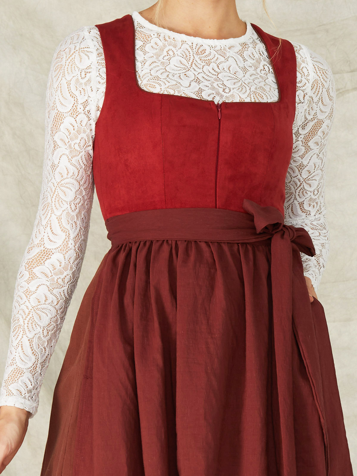 Dirndl in Rot und Grün