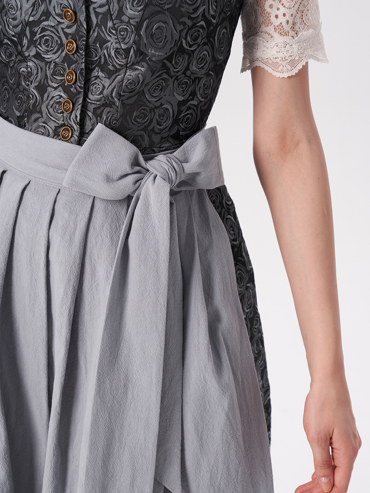 Dirndlschürze orange in Kombination mit blauem Dirndl