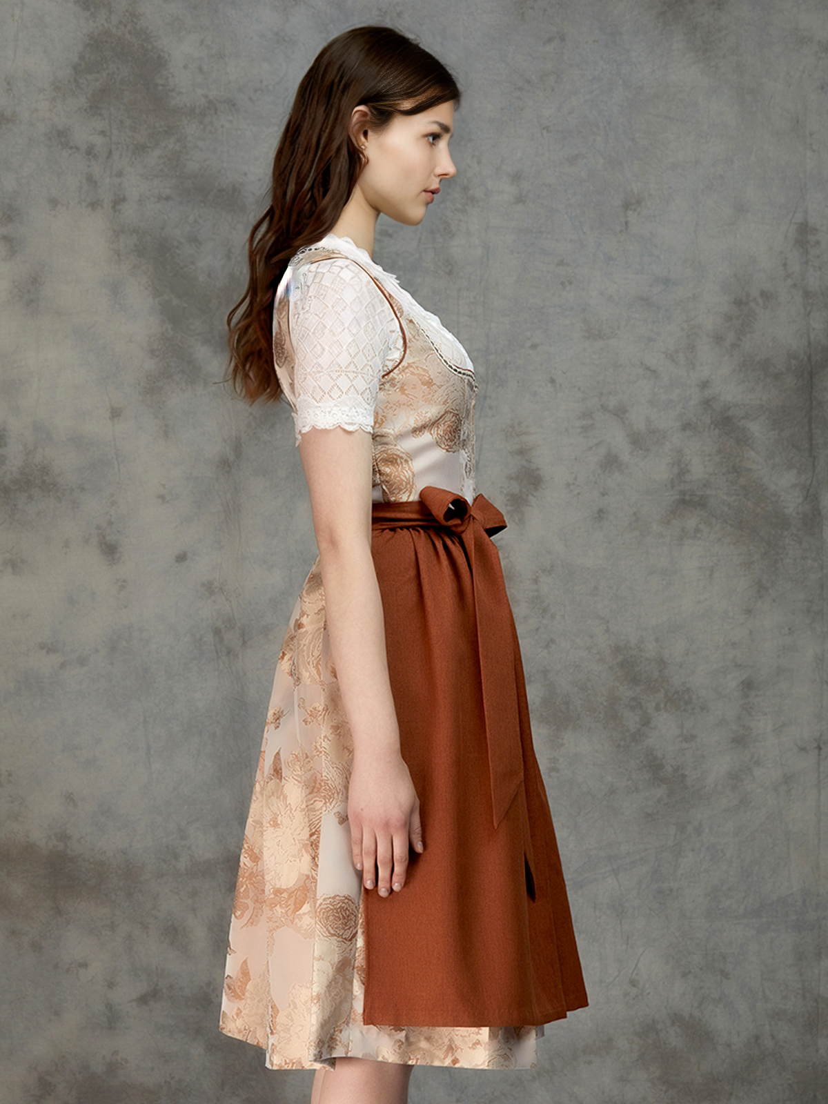 Modernes Dirndl mit Ausschnitt in eleganter Braun-Tönung