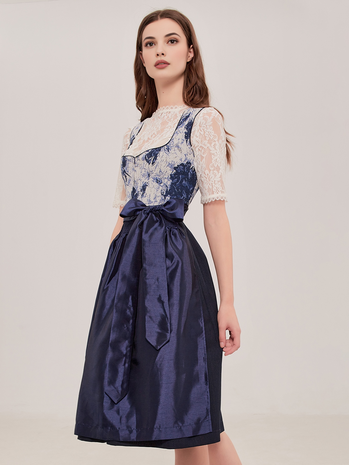 Günstiges Dirndl in Blau