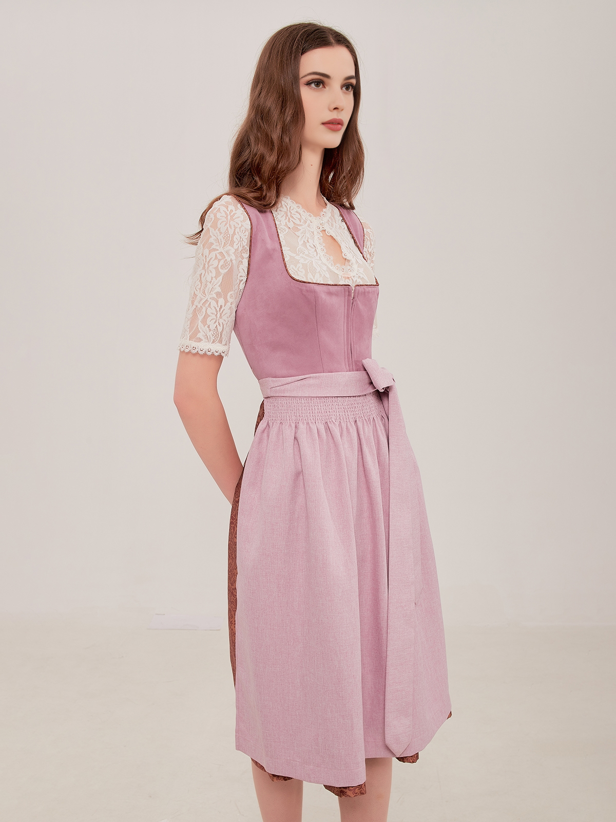 Dunkelgrünes Dirndl mit floralen Details