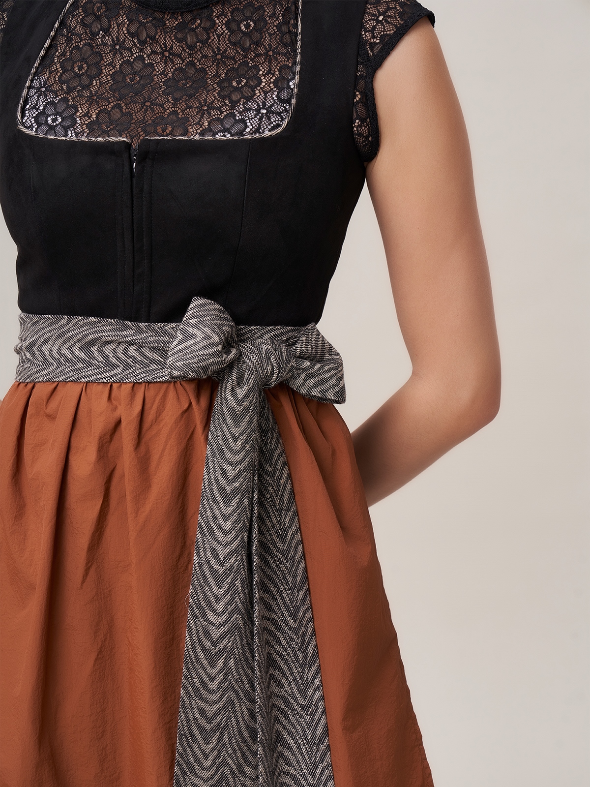 Schwarze Dirndlbluse mit Spitze – elegant und vielseitig