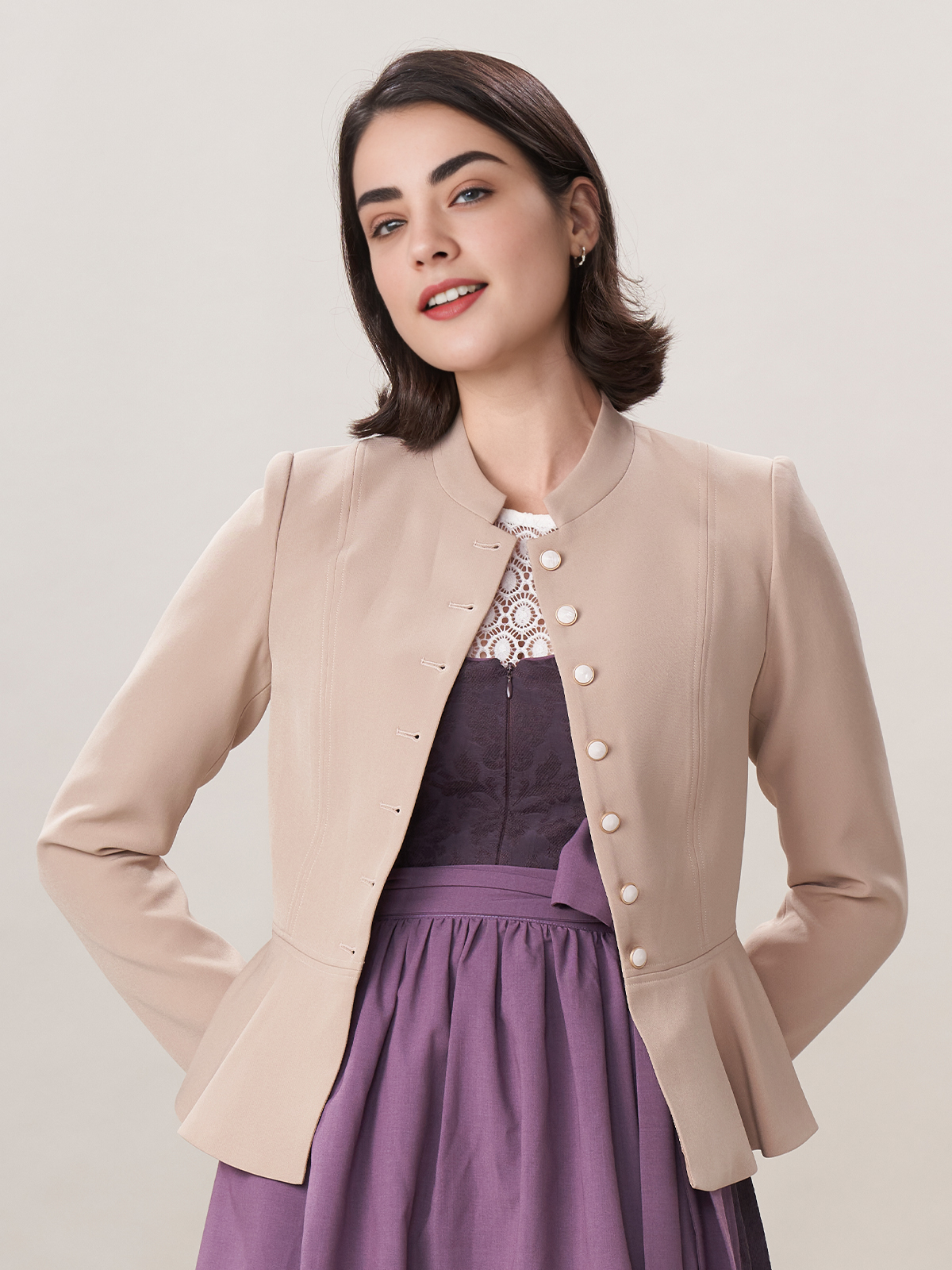 Modernes Dirndl in Braun mit schlanker Silhouette