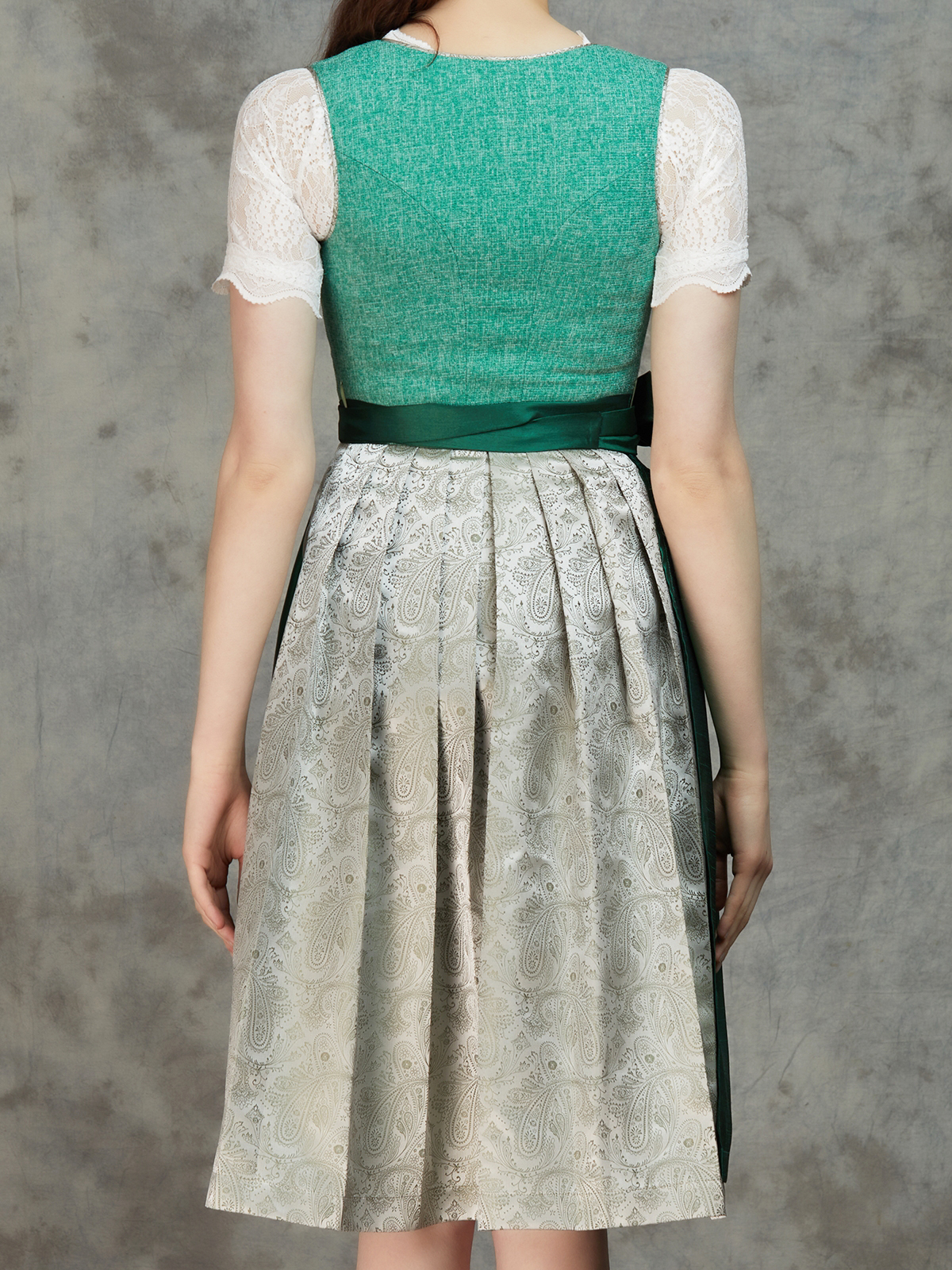 Ein elegantes blaues Rosen Dirndl mit floralen Details