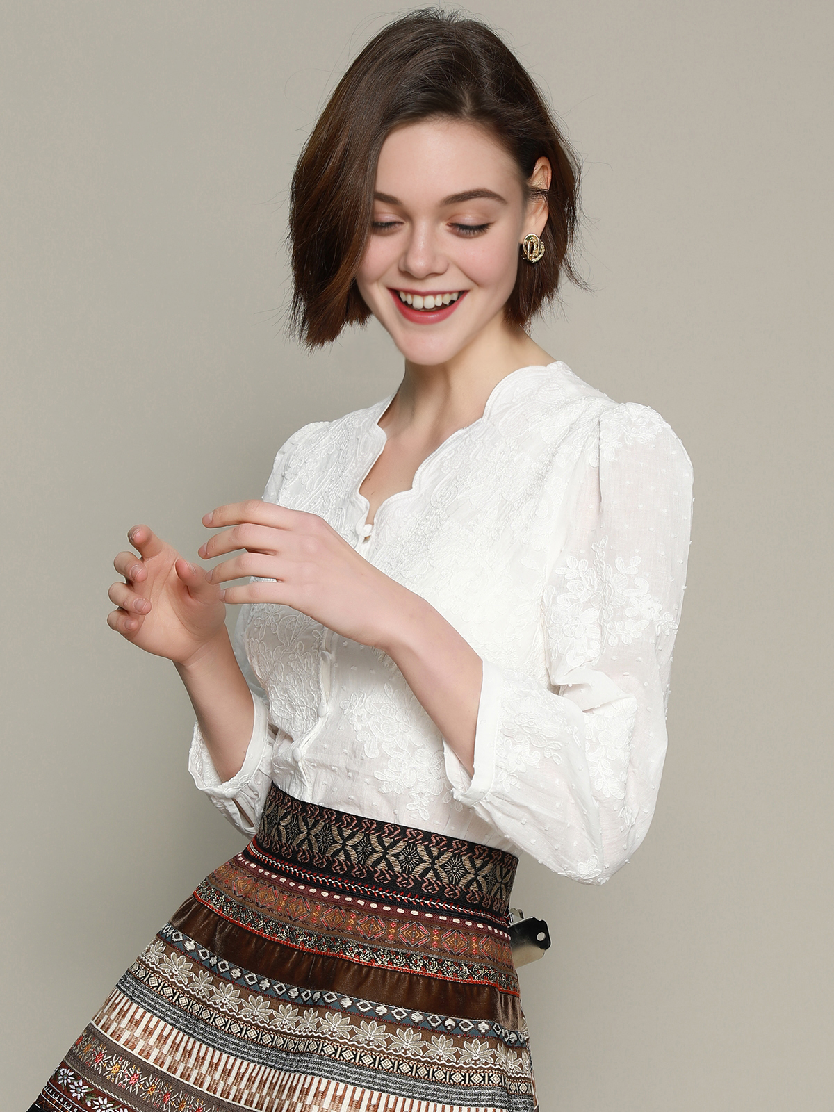 Blaue Dirndl-Bluse mit Spitzenverzierung