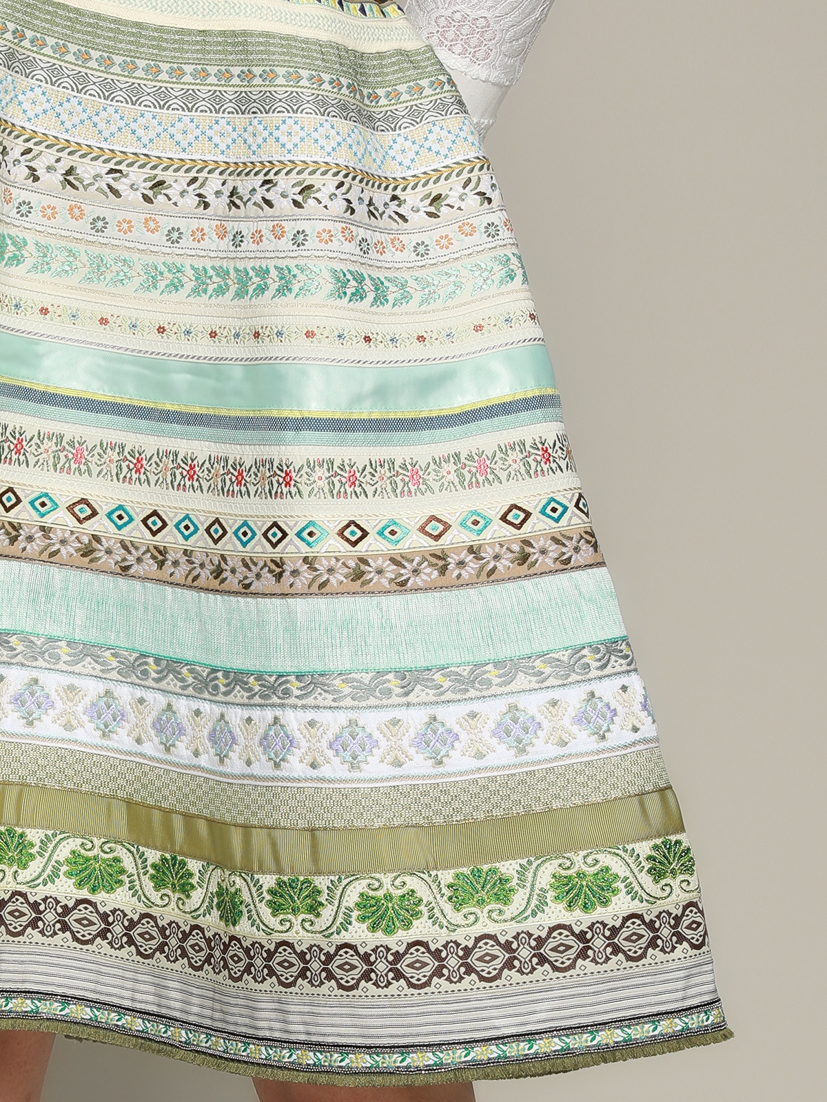 Ein Dirndl in Grün mit floralen Details