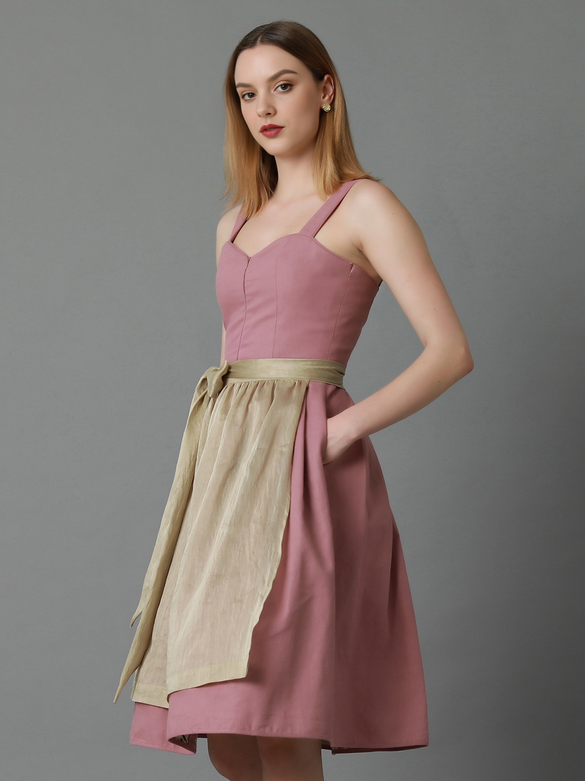 Dirndl in smaragdgrün
