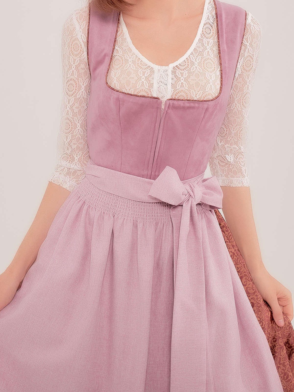 Schwarz rotes Dirndl mit floralen Details
