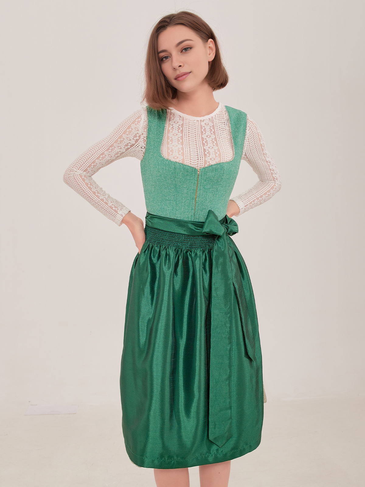 Modernes Dirndl mit blauem Stoff und floraler Stickerei