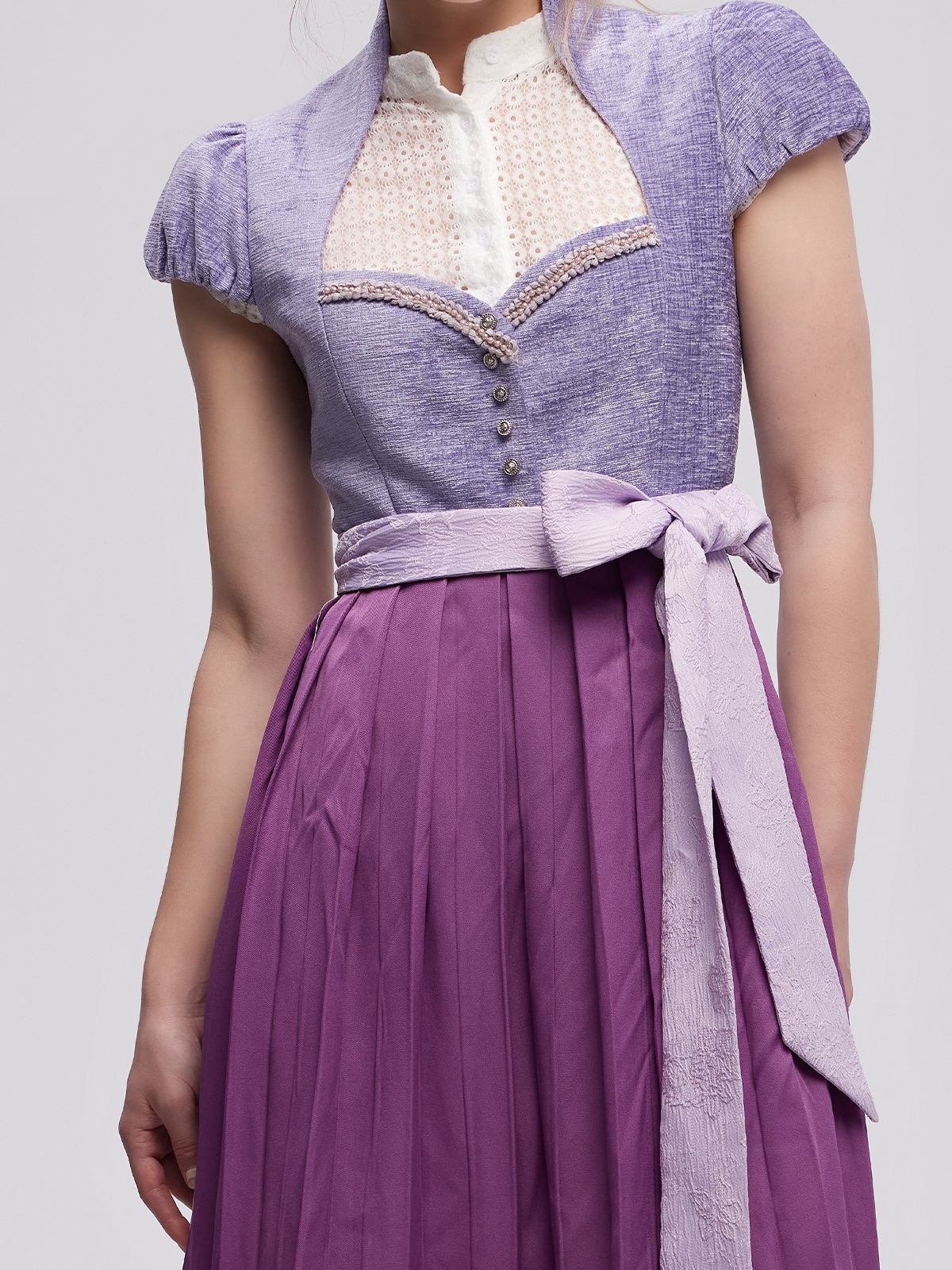 Dirndl Sale Midi in lila – zeitlose Eleganz
