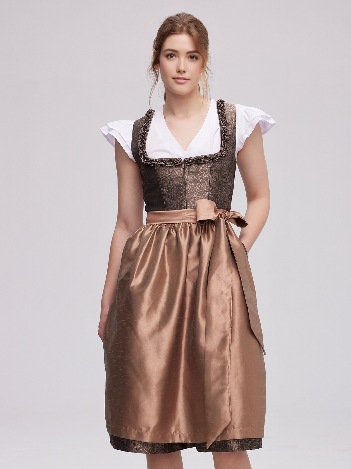 Elegantes dunkles Dirndl mit floraler Schürze