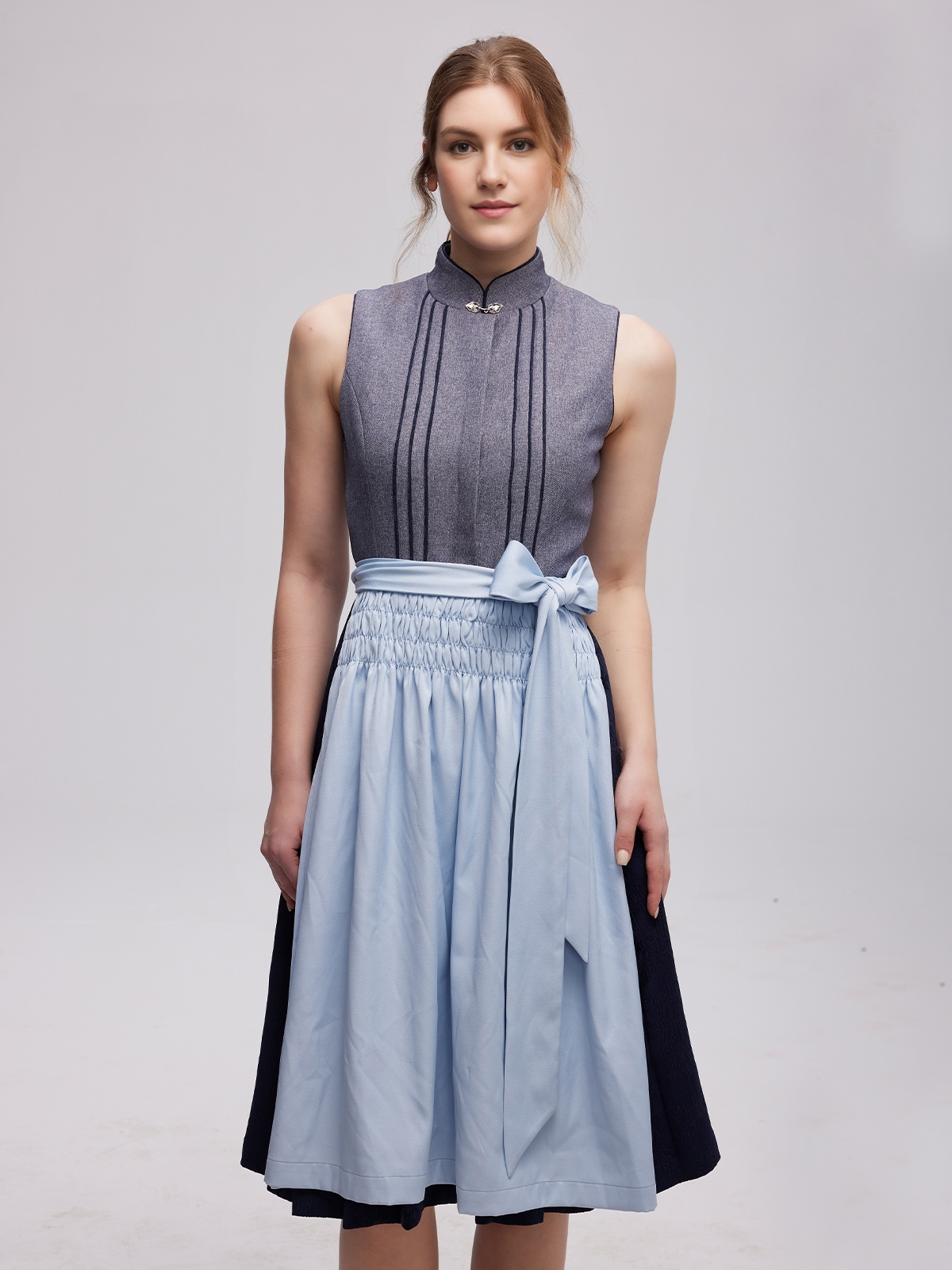 Graues Ehreer Dirndl mit modernem Schnitt