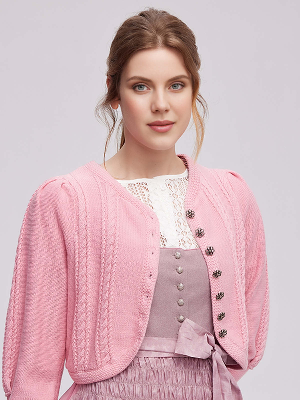 Traditioneller Dirndl in Rosa mit feinen Stickereien