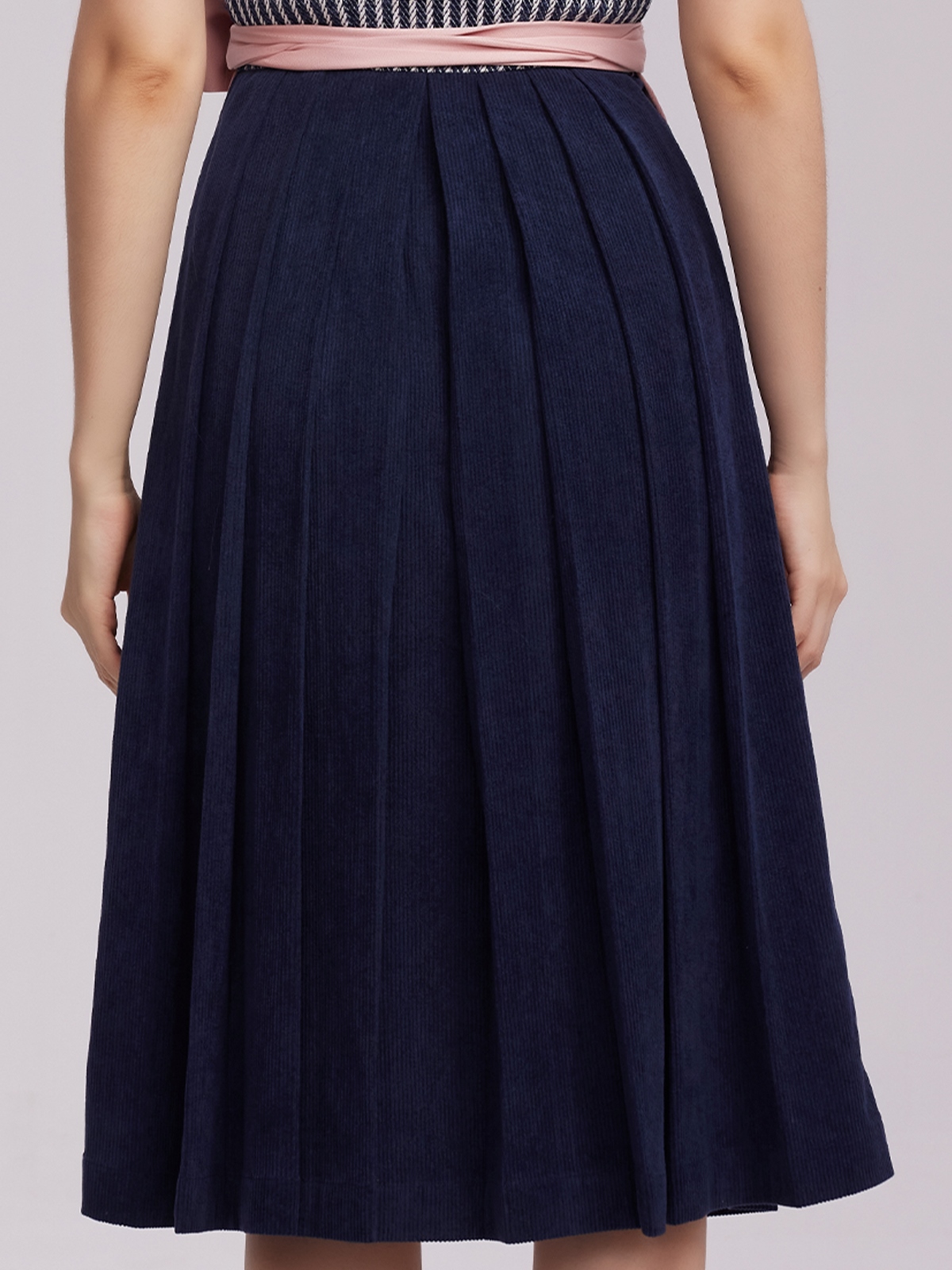 Dunkelblaues Dirndl mit eleganten Details