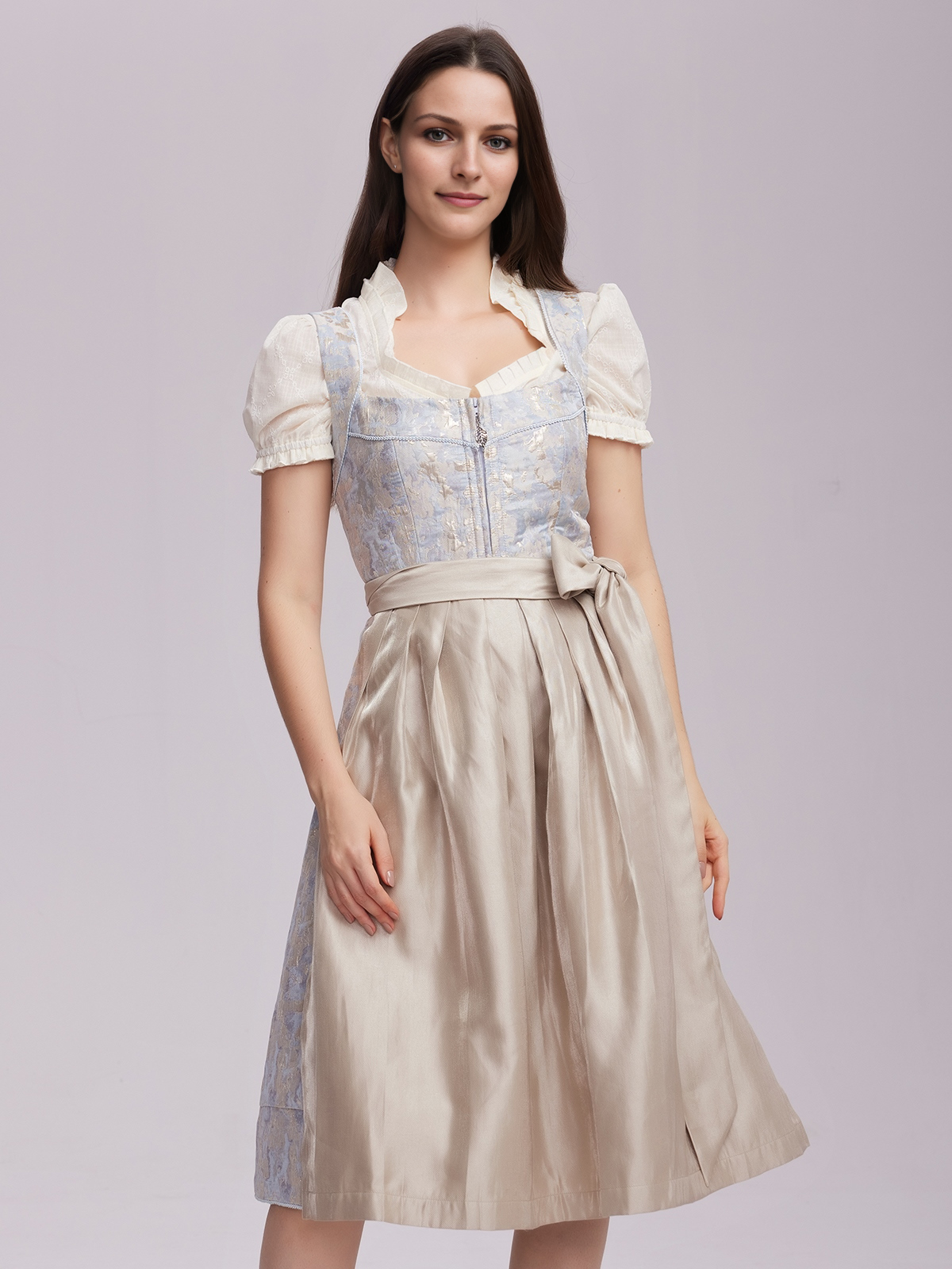 Ein elegantes rotes Midi-Dirndl mit blumiger Verzierung