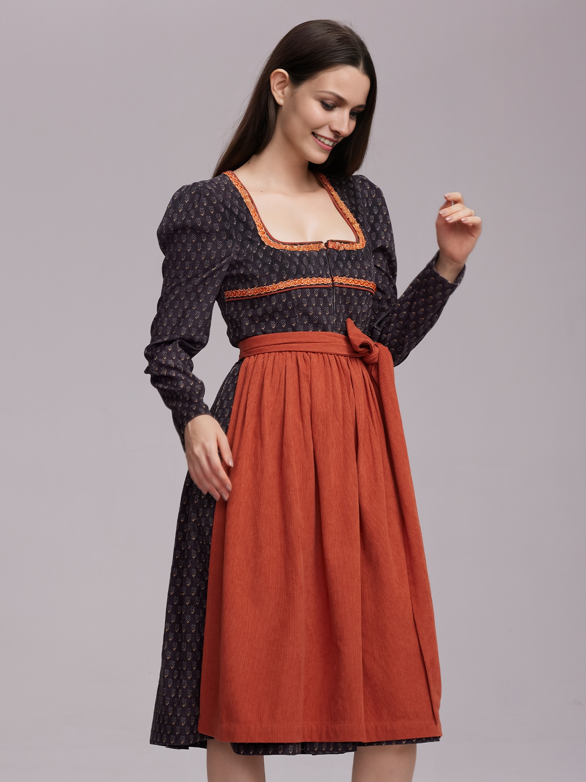 Modernes Dirndl mit Reißverschluss