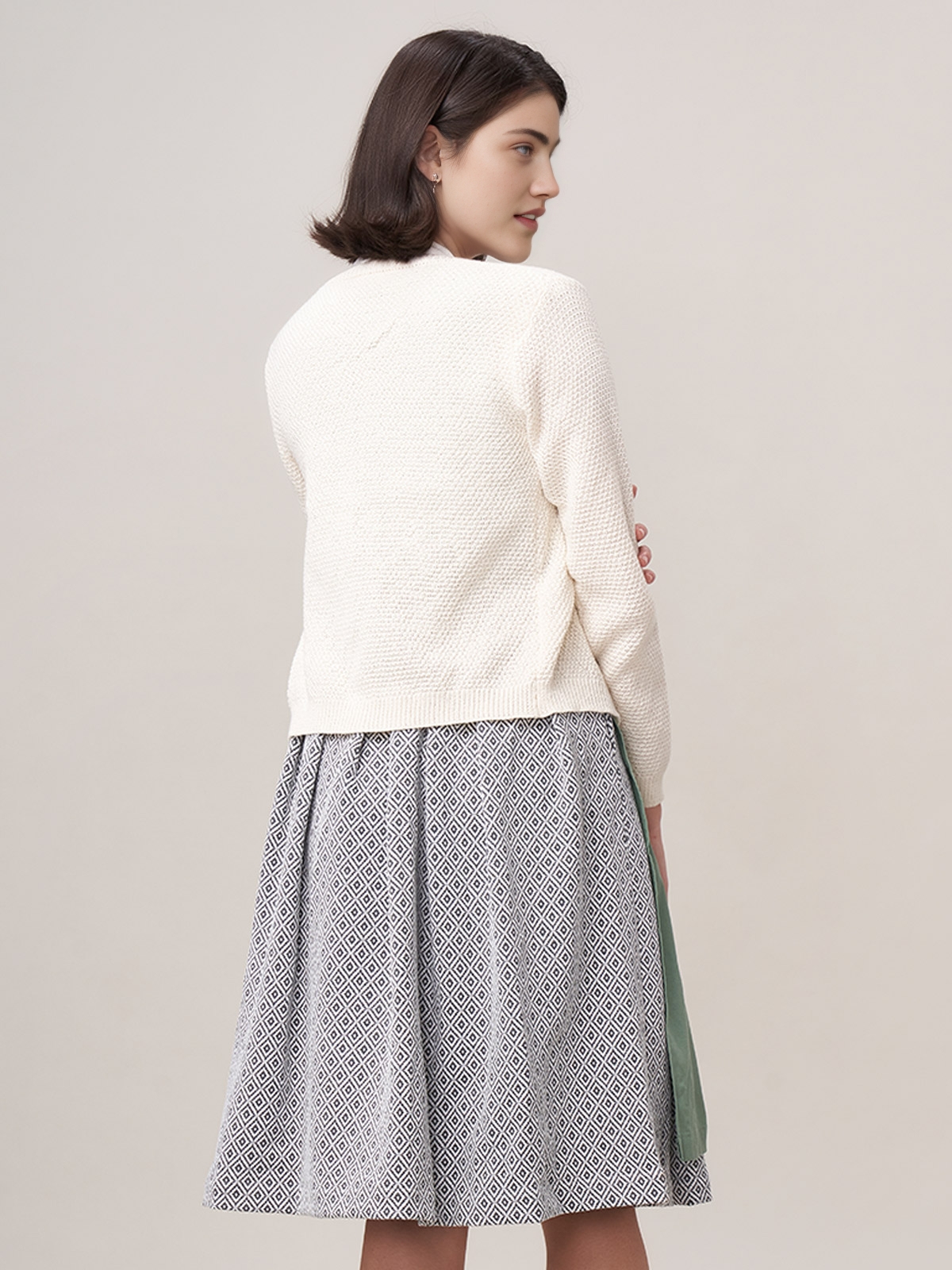 Moderne Dirndlbluse in Weiß