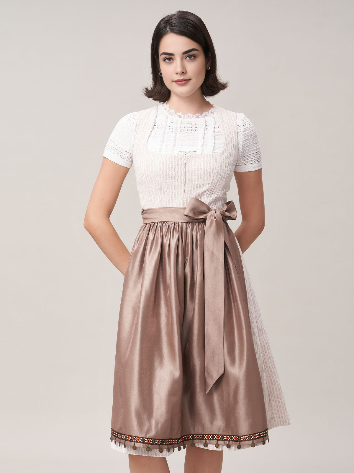 Modernes Dirndl in Beige mit schmaler Taille