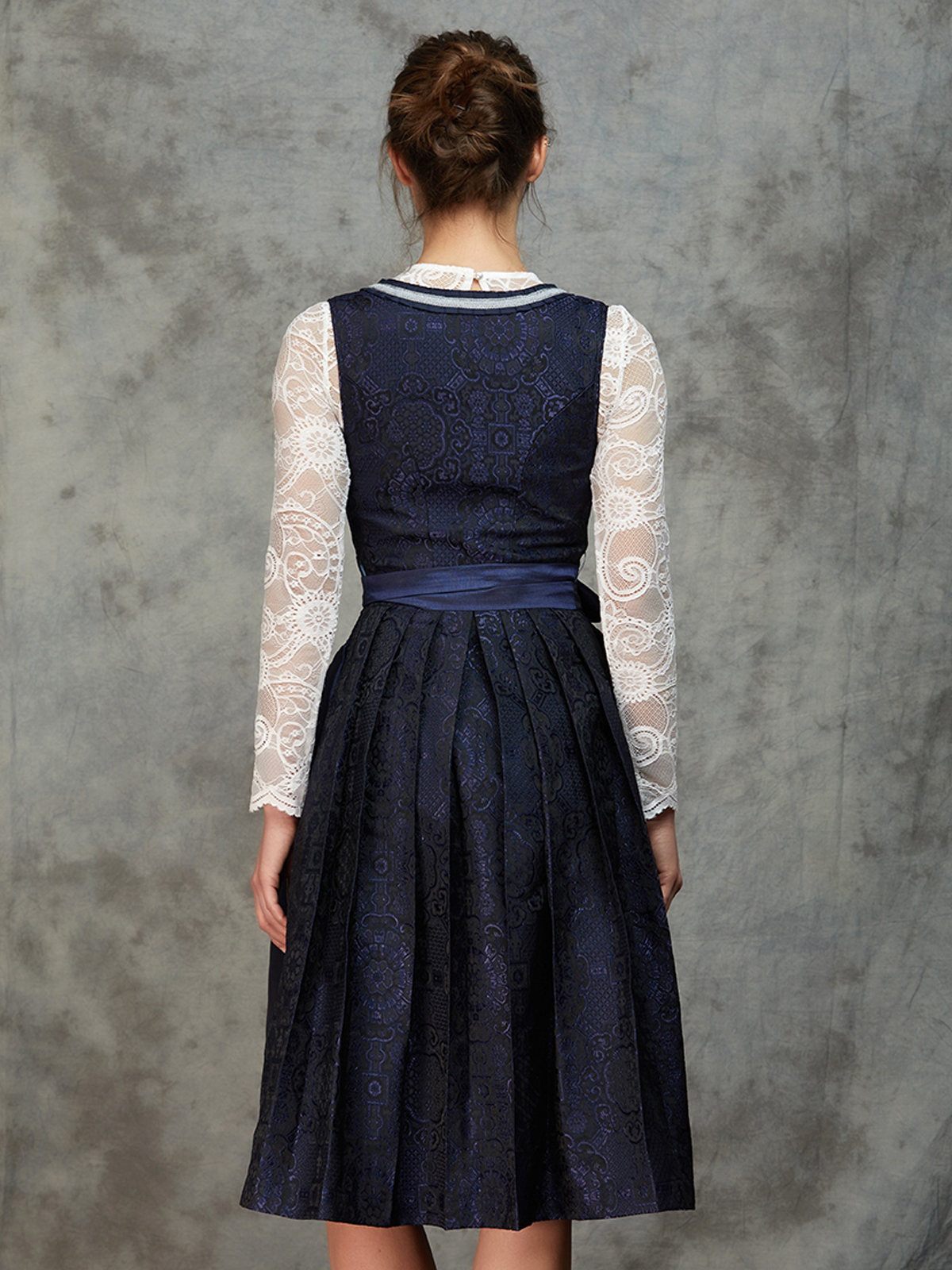 Dirndl in Blau – Eleganz und Tradition